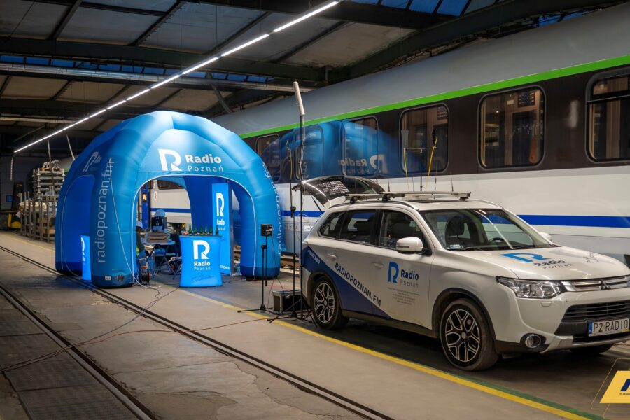 Z hali produkcyjnej do każdego domu w Wielkopolsce! Z okazji Dnia Kolejarza na terenie naszego zakładu pojawiło się mobilne studio Radia Poznań, które nadało na żywo dwa programy: „Dzień Dobry Wielkopolsko” oraz „Mała Czarna”.